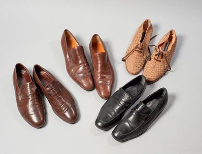 null JM WESTON, GUCCI, Mario VALENTINO 

- Paire de mocassins en cuir marron, T 40...