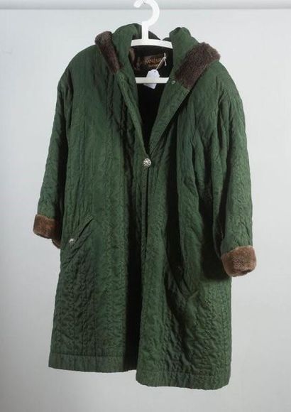 null YVES SAINT LAURENT. 

Manteau pour femme, vert. 

T. 38 environ