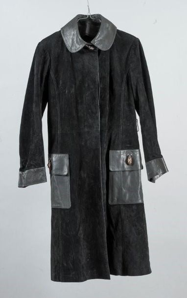 null GUCCI. 

Trench en daim et cuir noir, col rond, souligné d'une tête de panthère...