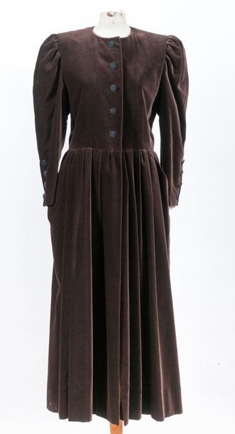 null Nina RICCI - Manteau du soir en velours marron chocolat, encolure ronde sur...