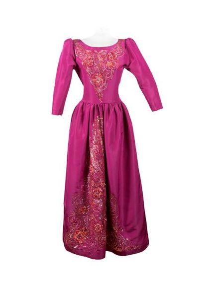 null Anonyme

Robe du soir fuschia, encolure ronde rebrodée d’un motif de paillettes...