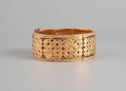 null Bracelet ruban articulé ancien en or jaune, motifs en damier ornés d'un trèfle...
