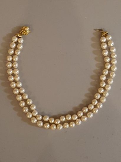 null Collier deux rangs de perles, fermoir or 750 millièmes. Poids brut:; 75,10 ...