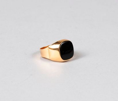 null Bague chevalière d'homme en or jaune montée sur onyx carré. Poids brut 7 gr...