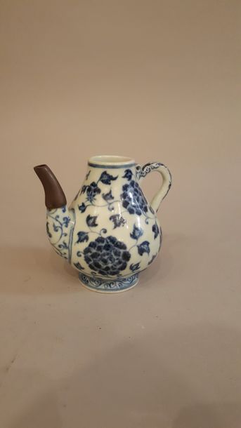 null Verseuse  en porcelaine bleue/blanc; le bec à restauration métal. Marque Xuande...