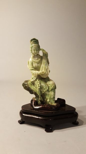 null CHINE. XXème siècle. Deux statuettes féminines en pierre dure verte. Haut :...