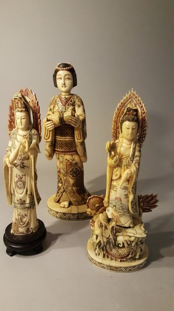 null CHINE. XXème siècle. Lot de trois statuettes : une musicienne, deux Guan Yin...