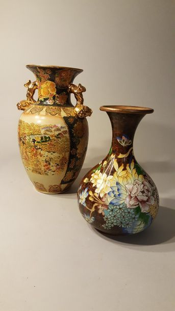 null JAPON. XXème siècle. Lot de deux vases: un cloisonné à décor floral (haut :...