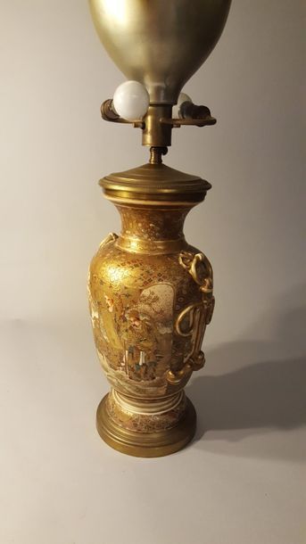 null (inv.34). JAPON. XIXème siècle. Grand vase en faïence de Satsuma à décor de...