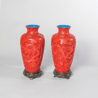 null Paire de vases balustres en laque sur métal à décor de dragons à cinq griffes

Chine,...