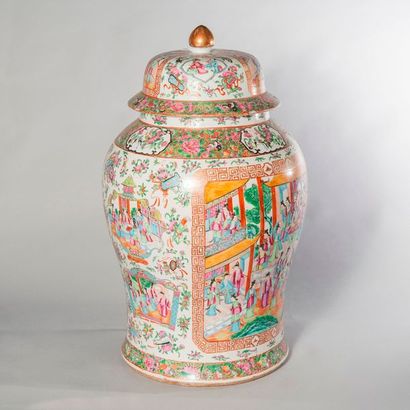 null CANTON

Important vase couvert en porcelaine à décor de scènes de palais. 

Haut....