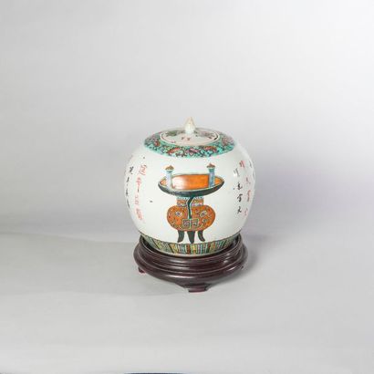 null Pot à gingembre décoré de vases et de calligraphies sur fond polychrome. 

Chine,...
