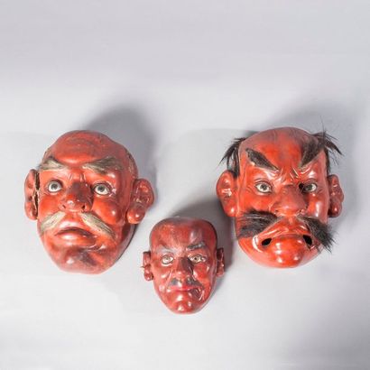 null Lot de trois masques de théâtre Nô en bois laqué

Japon, époque Edo

Haut. :...