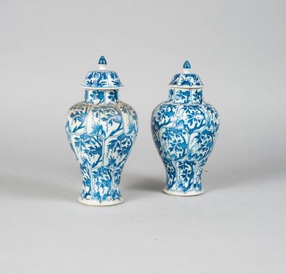 null Deux vases balustres en porcelaine, Chine, l'un cassé