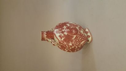 null Chine Xxe Vase gourde en ceramique à panse aplatie à décor rouge représentant...