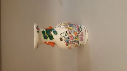 null Chine Xxe Vase balustre à deux anse chien de Fô en porcelaine décor de personnages....