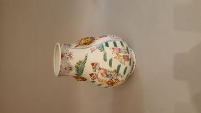 null Chine Xxe Grand vase pensu en porcelaine à anse en forme de tête de cerfs, le...