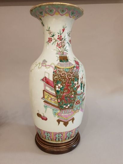 null Vase balustre en porcelaine, décor de vase. Canton. 44 cm