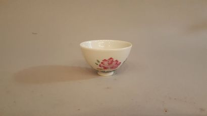 null Tasse en porcelaine à décor de fleurs. Marque sous la base. Chine.