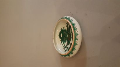 null Petite coupe en porcelaine, décor d'un dragon à cinq griffes. Marque sous la...