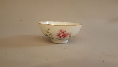 null Coupelle en porcelaine à décor de fleurs. Diam. : 11 cm. Marque sous la bas...