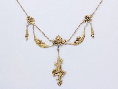 null Délicat collier draperie en or, composé de motifs à décor d’étoffes et de bouquets...