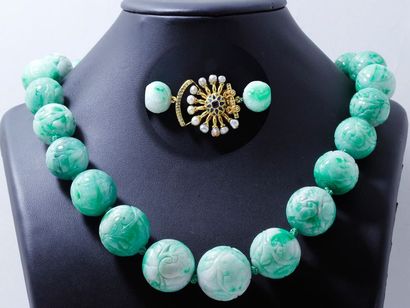 null Important collier composé d'une chute de perles de jade jadéite gravé d'environ...