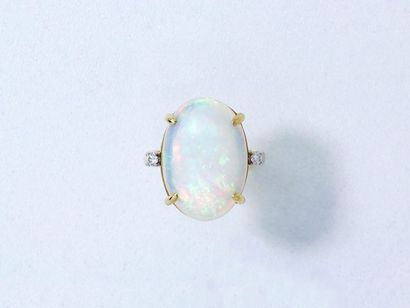 null Bague en or 750 millièmes, ornée d'un cabochon d'opale en serti griffe, épaulée...