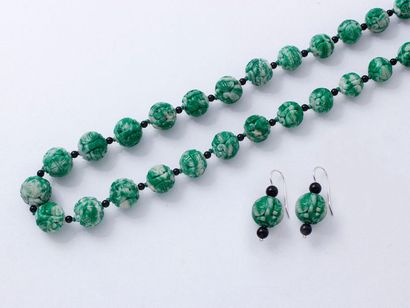 null Demi-parure en or gris 750 millièmes, composée d'un collier de perles de jade...