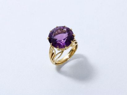 null Bague en fils d'or 750 millièmes, ornée d'une améthyste ronde facettée en serti...