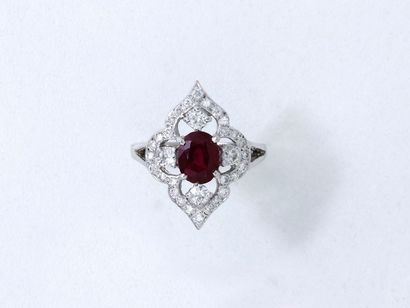 null Bague en or gris 750 millièmes, ornée d'un rubis ovale facetté en serti griffe...