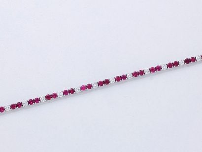 null Bracelet articulé en or gris 750 millièmes, composé d'une ligne de rubis ronds...