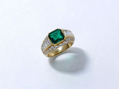 null Bague jonc en or 750 millièmes, ornée d'une émeraude rectangulaire à pans coupés...