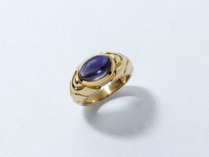 null BULGARI

Bague jonc en or 750 millièmes, ornée d'un cabochon de cordiérite épaulé...