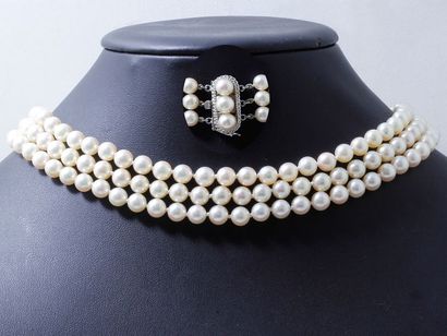 null Collier composé de 3 rangs de perles de culture d'environ 5.8 à 6.7 mm. Il est...