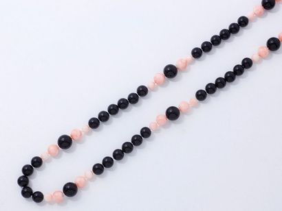 null Collier composé d'un rang de perles d'onyx alternées de perles de corail. Il...