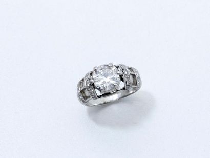 null Bague jonc en platine 850 millièmes ornée d'un diamant brillanté en serti griffe...