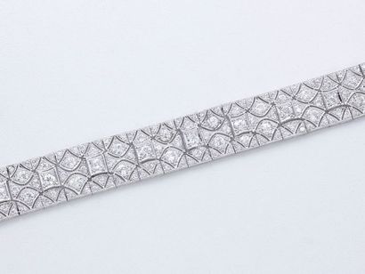 null Élégant bracelet ruban en platine 850 millièmes, composé de motifs géométriques...