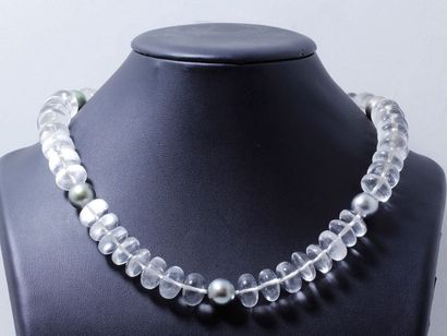 null Collier composé d'un rang de perles de cristal de roche alternées de perles...