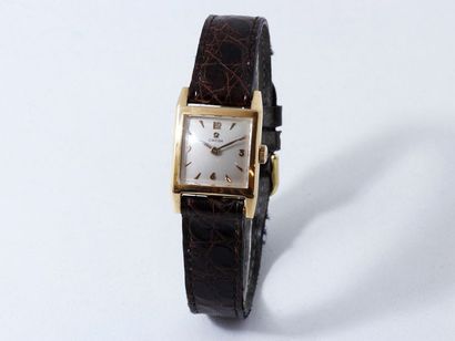 null OMEGA

Montre bracelet de dame en or 750 millièmes, cadran ivoire avec chiffres...