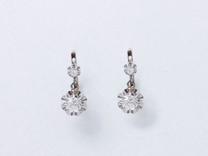 null Paire de boucles d'oreilles dormeuses en or gris 750 millièmes ornées de diamants...