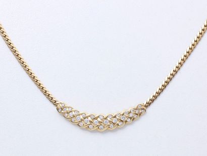 null Collier en or 750 millièmes, centré d'un motif tressé ponctué de diamants brillantés....