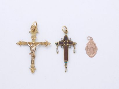 null Lot en or 750 millièmes, composé de 3 pendentifs religieux dont 2 croix et une...