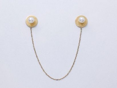 null Paire de boutons de col en or 750 millièmes décorés de perles fines, reliés...