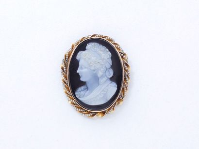 null Broche pendentif en or 375 millièmes ornée d'un camée agate 2 couches sculpté...