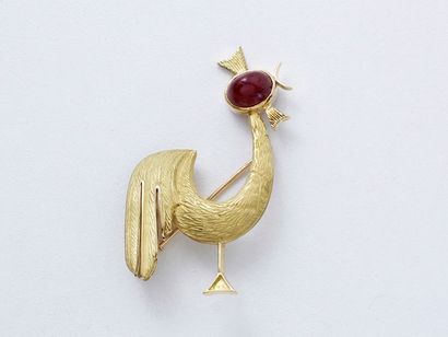 null Broche en or 750 millièmes guilloché représentant un coq rehaussé d'un cabochon...