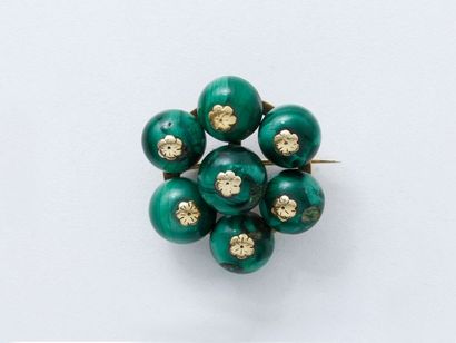 null Broche en or 585 millièmes, stylisant une fleur ornée de perles de malachite...