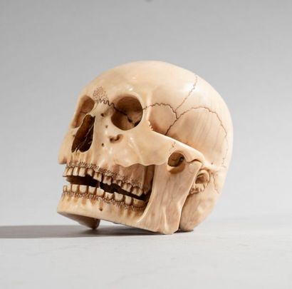 Crâne en ivoire sculpté, la mâchoire articulée.

Haut....