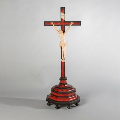 Christ en croix, crucifix en bois teinté...