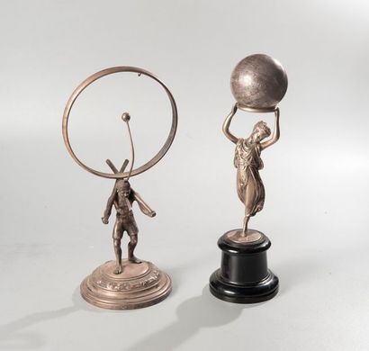 Ensemble de deux sculptures en métal argenté,...